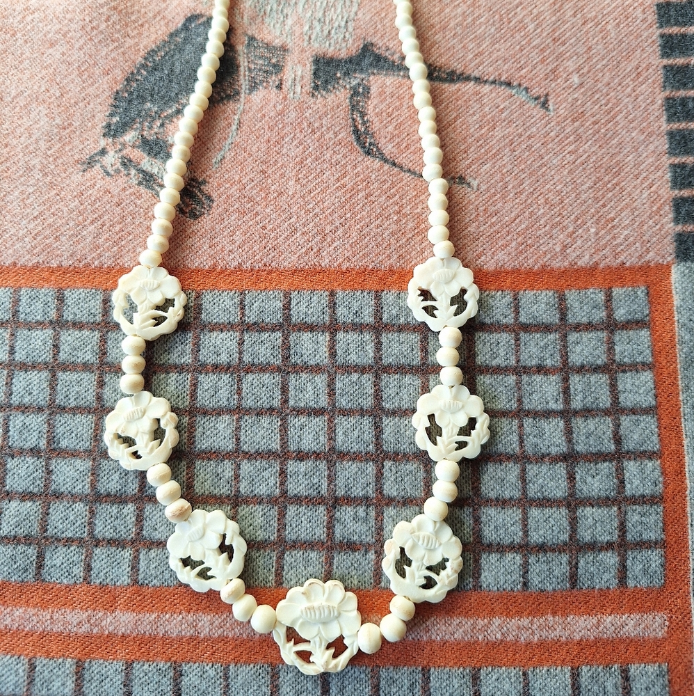 Flower Necklace Hand Carved Bovine Bone Off White Cream Vintage 1970s